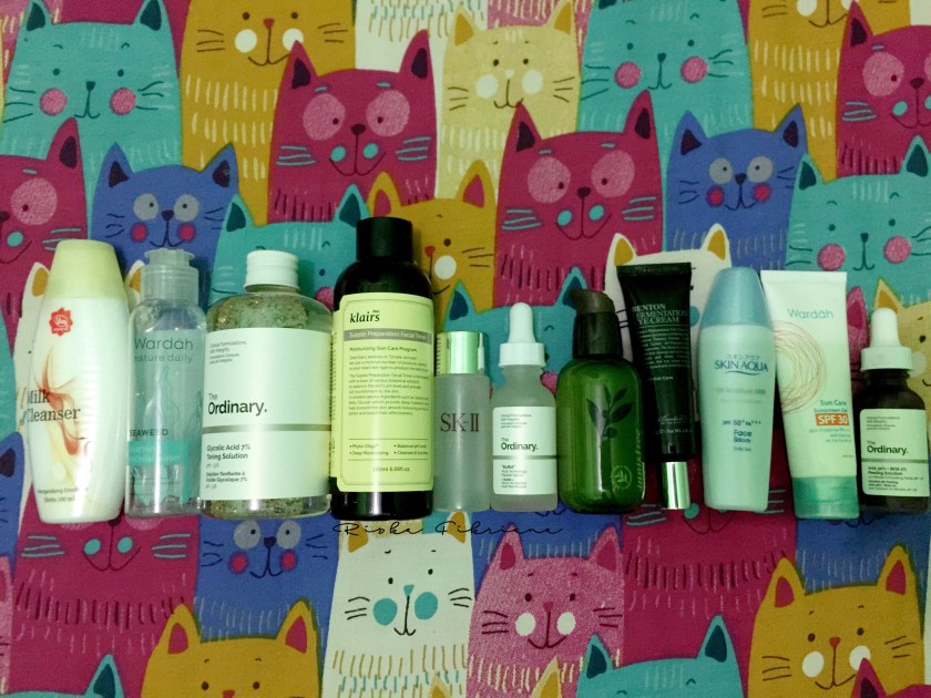 Kiri-Kanan: Viva Milk Cleanser, Cleansing Micellar Water Wardah, The Ordinary Glycolic Acid, Klairs Supple Preparation Facial Toner, SKII, The Ordinary Buffet, Innisfree The Green Tea Seed Serum, The Ordinary AHA BHA, Benton Fermentation Eye Cream. Di foto ini saya melupakan Nature Republik Aloe Vera 